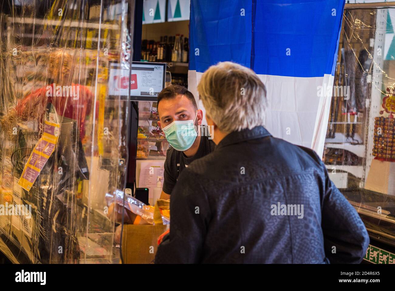 Misure precauzionali in un supermercato durante l'epidemia di Covid-19, Francia. Foto Stock