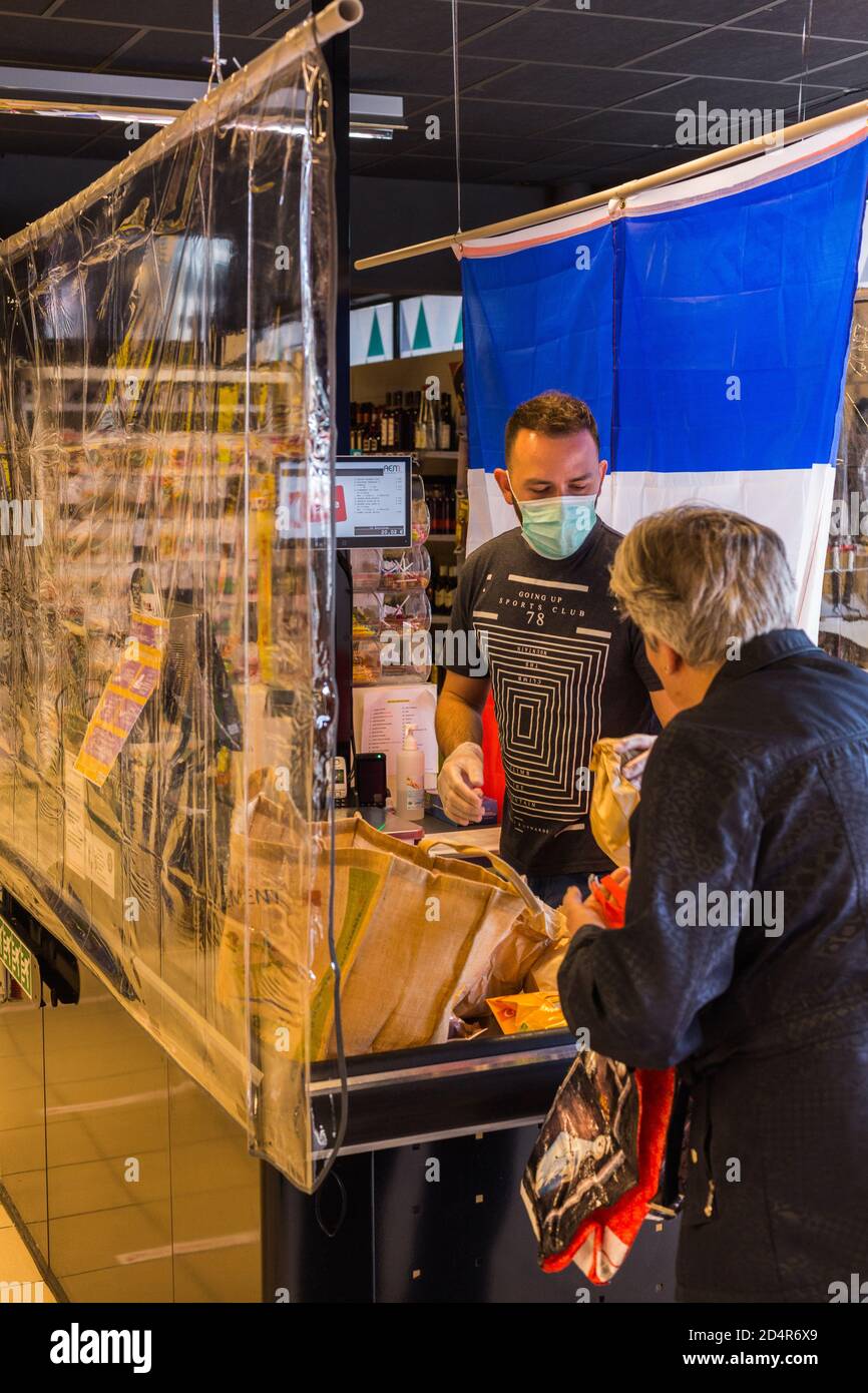 Misure precauzionali in un supermercato durante l'epidemia di Covid-19, Francia. Foto Stock