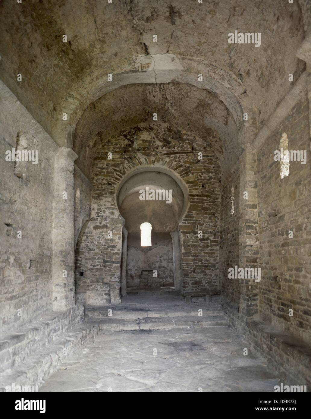 Spagna, Catalogna, provincia di Barcellona, El Pont de Vilomara i Rocafort. Chiesa di Santa Maria del Marquet o Chiesa di Santa Maria de Matadars. Tempio pre-romanico situato accanto alla casa di campagna Masia del Marquet. Verso il secondo quarto del X secolo parte del tempio fu modificata e furono apportate modifiche in stile romanico. Vista interna. Foto Stock