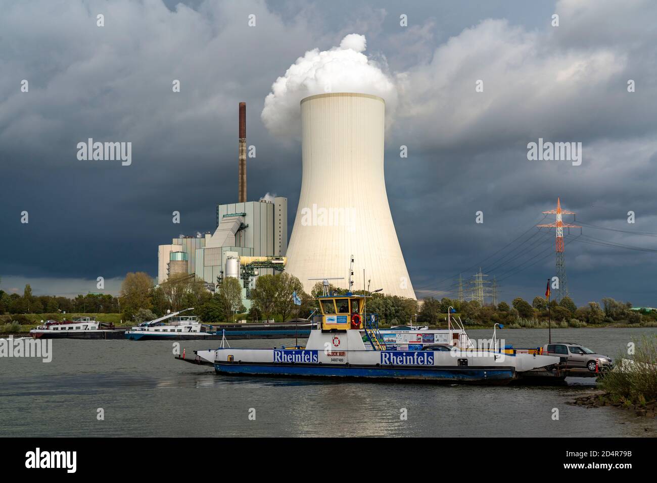 Torre di raffreddamento della centrale a carbone Duisburg-Walsum, gestita da STEAG ed EVN AG, alta 181 metri, unità centrale 10, nube di vapore, Rhine fe Foto Stock