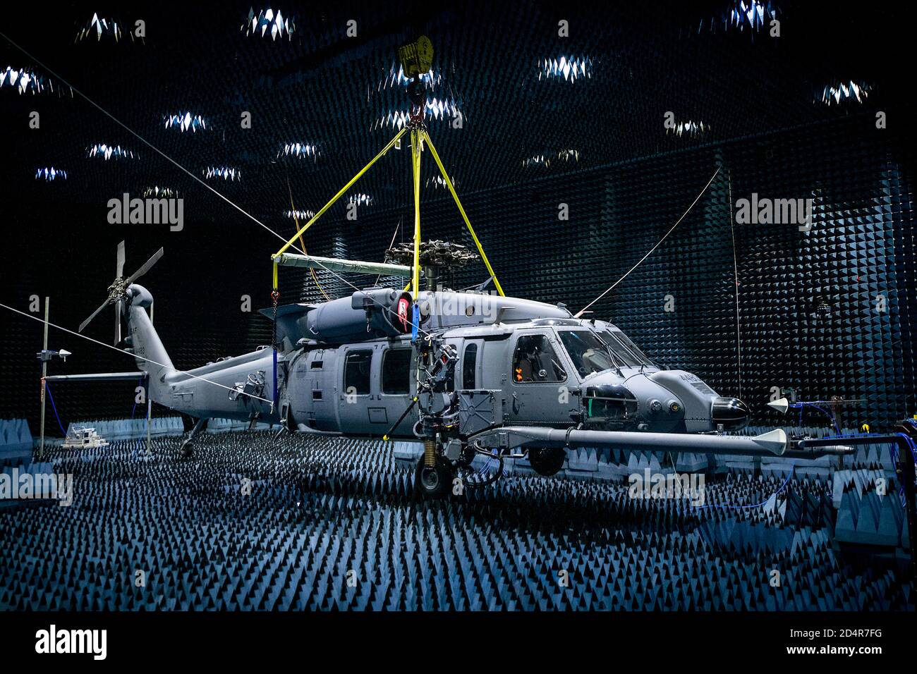 Un 413 prova di volo squadrone HH-60W si blocca in camera anecoica presso il Comune di integrazione di preflight di munizioni e sistemi elettronici hangar gennaio 6 a Eglin Air Force Base, Fla. il whiskey è entrato nella camera per circa sette settimane di sistemi difensivi test. La J-innesca la camera anecoica è un ambiente progettato per arrestare le riflessioni interne di onde elettromagnetiche, nonché isolare da sorgenti esterne di rumore elettromagnetico. J-PRIMES fornisce questo ambiente per facilitare il test aria-aria e aria-superficie di munizioni e sistemi elettronici a piena scala di aerei e di terra ve Foto Stock