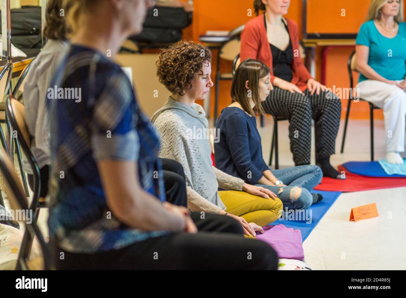 Personale sanitario (infermieri, operatori sanitari, psicologi ...) durante una lezione di meditazione, Centro per l'Educazione continua del personale sanitario (CFPPS) di Bor Foto Stock