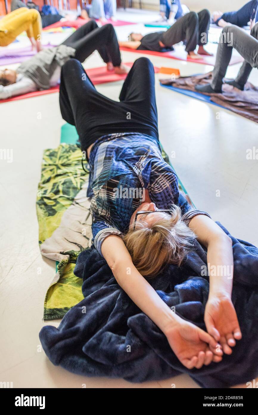 Personale sanitario (infermieri, operatori sanitari, psicologi ...) durante una lezione di meditazione, Centro per l'Educazione continua del personale sanitario (CFPPS) di Bor Foto Stock
