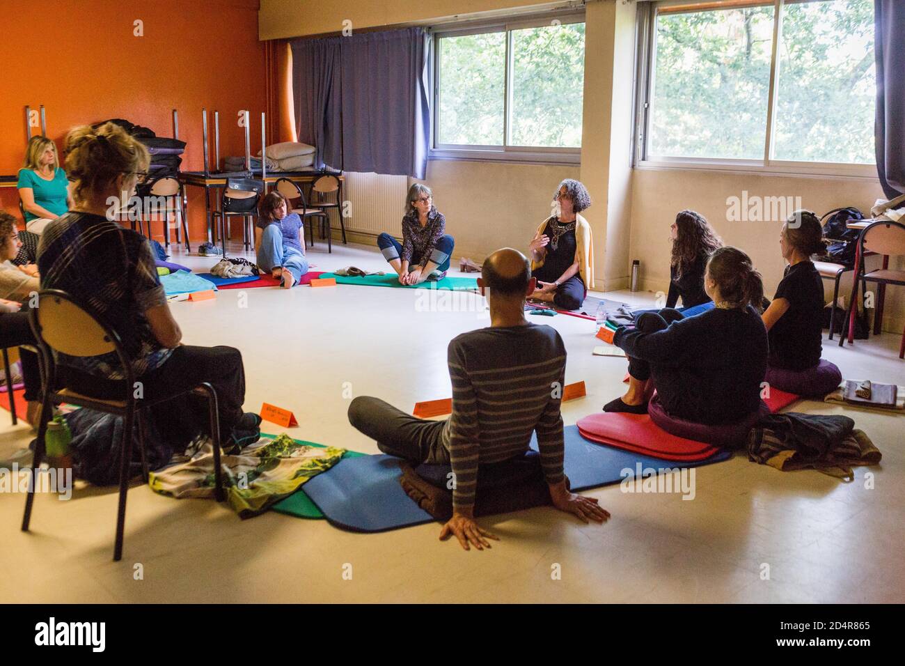 Personale sanitario (infermieri, operatori sanitari, psicologi ...) durante una lezione di meditazione, Centro per l'Educazione continua del personale sanitario (CFPPS) di Bor Foto Stock