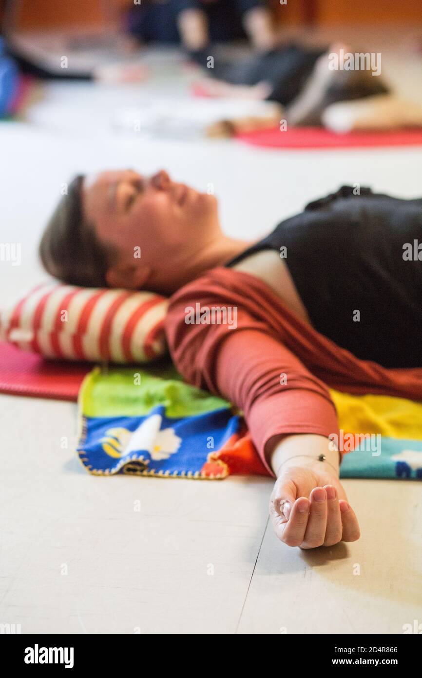 Personale sanitario (infermieri, operatori sanitari, psicologi ...) durante una lezione di meditazione, Centro per l'Educazione continua del personale sanitario (CFPPS) di Bor Foto Stock