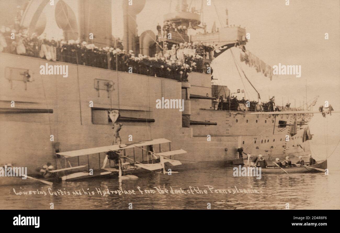 Aviator Glenn Curtiss Hydroplane abbassato da U.S.S. Nave della Pennsylvania, vecchia cartolina. Foto Stock