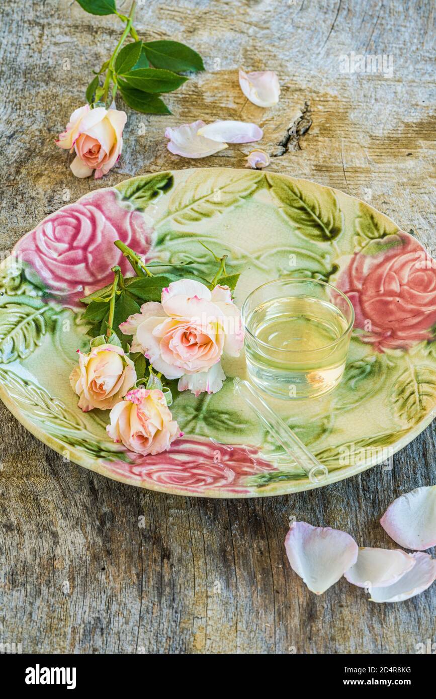 Rose olio essenziale. Foto Stock