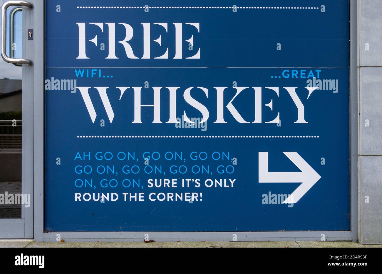 Cartello bianco su blu con scritto il whisky libero Foto Stock