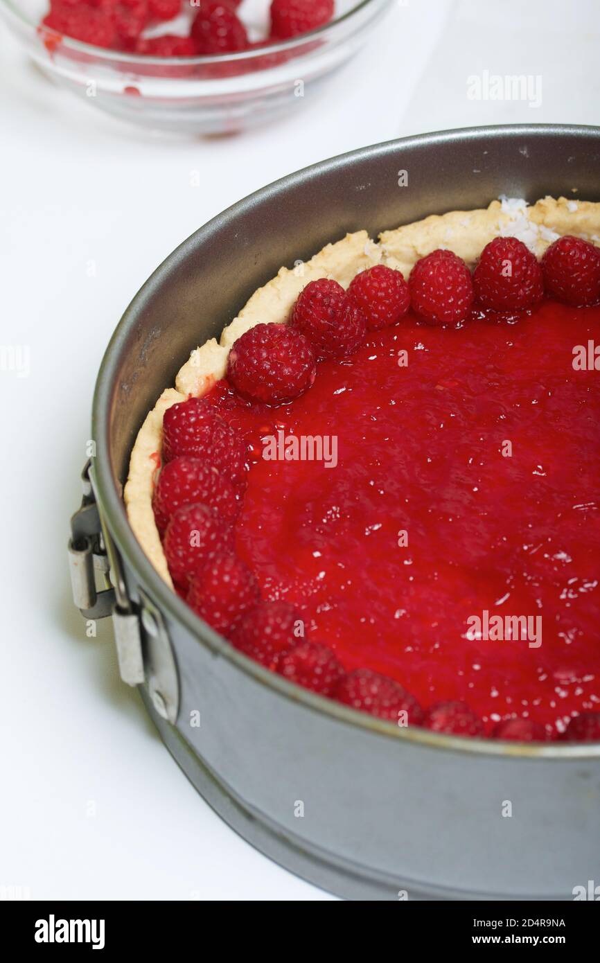 Lamponi su gelatina di lampone. Torta di Levington, fasi di preparazione. Foto Stock