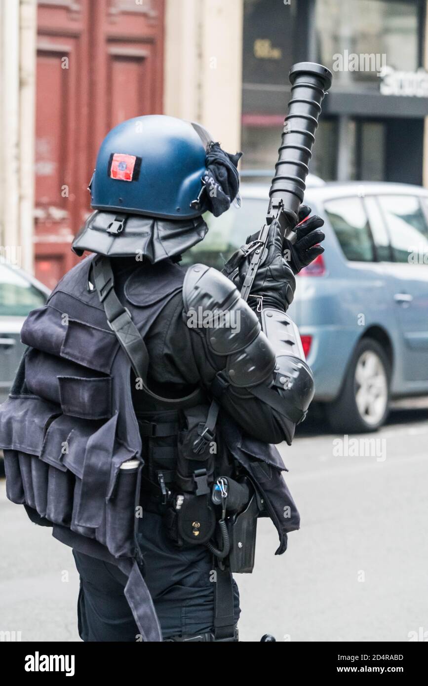 Dimostrazione giubbotti a Parigi, 8 dicembre 2018. CRS con un lanciafiamme  cougar da 56 mm, utilizzato per lanciare gas lacrimogeni e granate gli-F4  Foto stock - Alamy