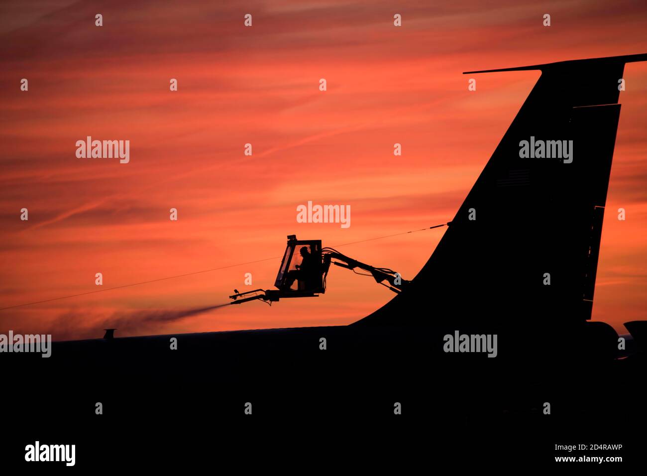 Pennsylvania Air National Guardsman, Tecnologia. Sgt. Joshua Nordeen, decora un aereo la mattina presto quando il sole sorge a Pittsburgh, PA 12 dicembre 2019. (Foto Della Pennsylvania Air National Guard Del Personale Sgt. Bryan Hoover) Foto Stock