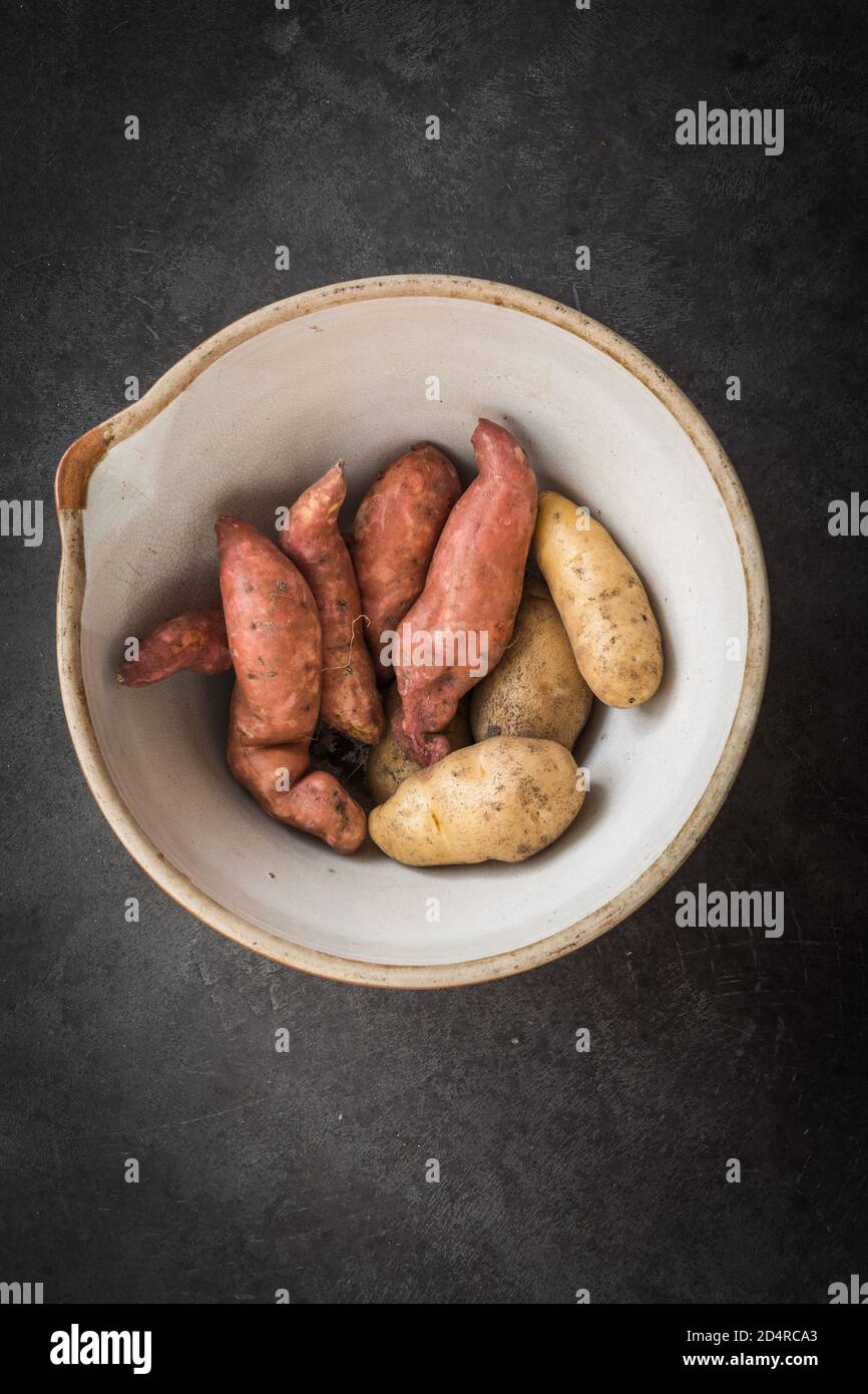 Patate dolci (Ipomoea batatas) e patate. Foto Stock