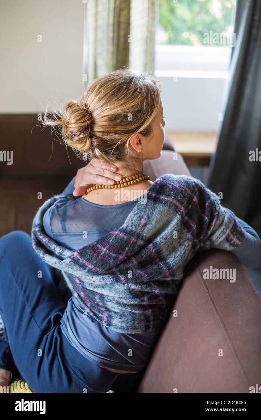 La donna che soffre di dolori al collo. Foto Stock