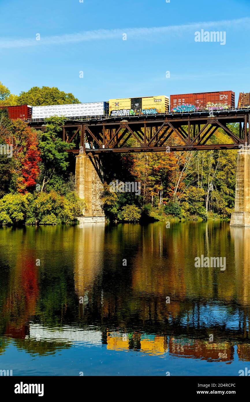 Treno merci che attraversa il Grand River a Parigi, Ontario Canada. Foto Stock