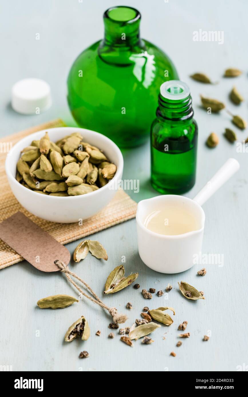 Olio essenziale di cardamomo verde (Elettaria cardamomum). Foto Stock