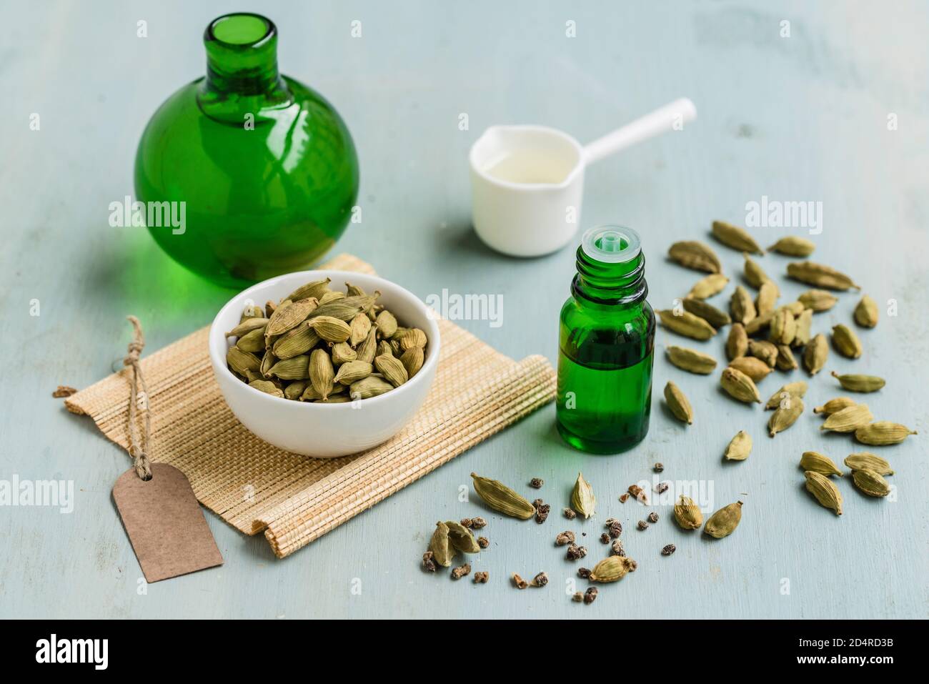 Olio essenziale di cardamomo verde (Elettaria cardamomum). Foto Stock