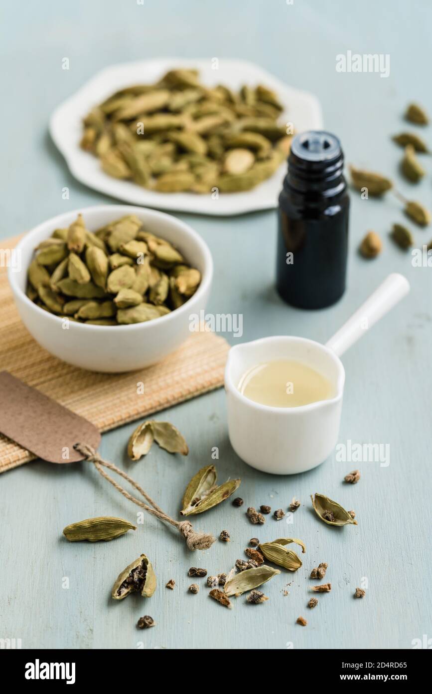 Olio essenziale di cardamomo verde (Elettaria cardamomum). Foto Stock