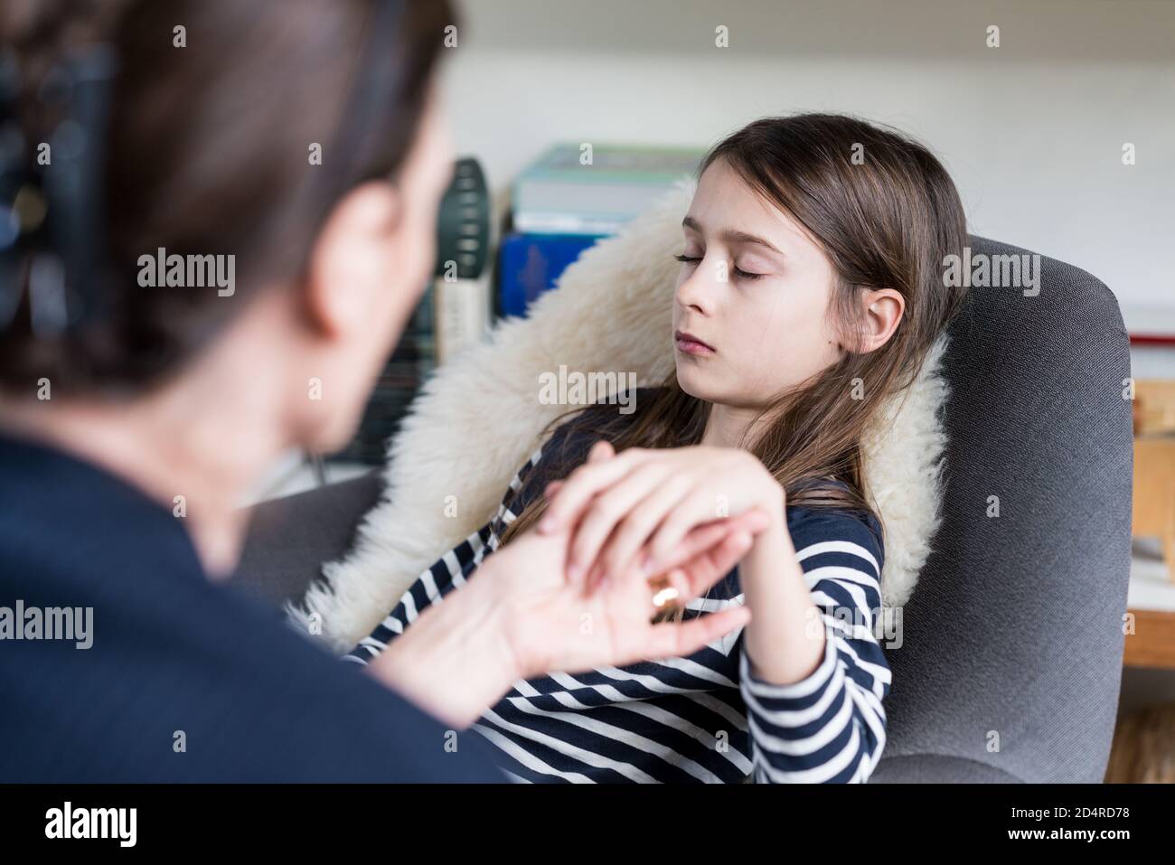 ragazza di 10 anni che subisce ipnosi ericksoniana. Foto Stock