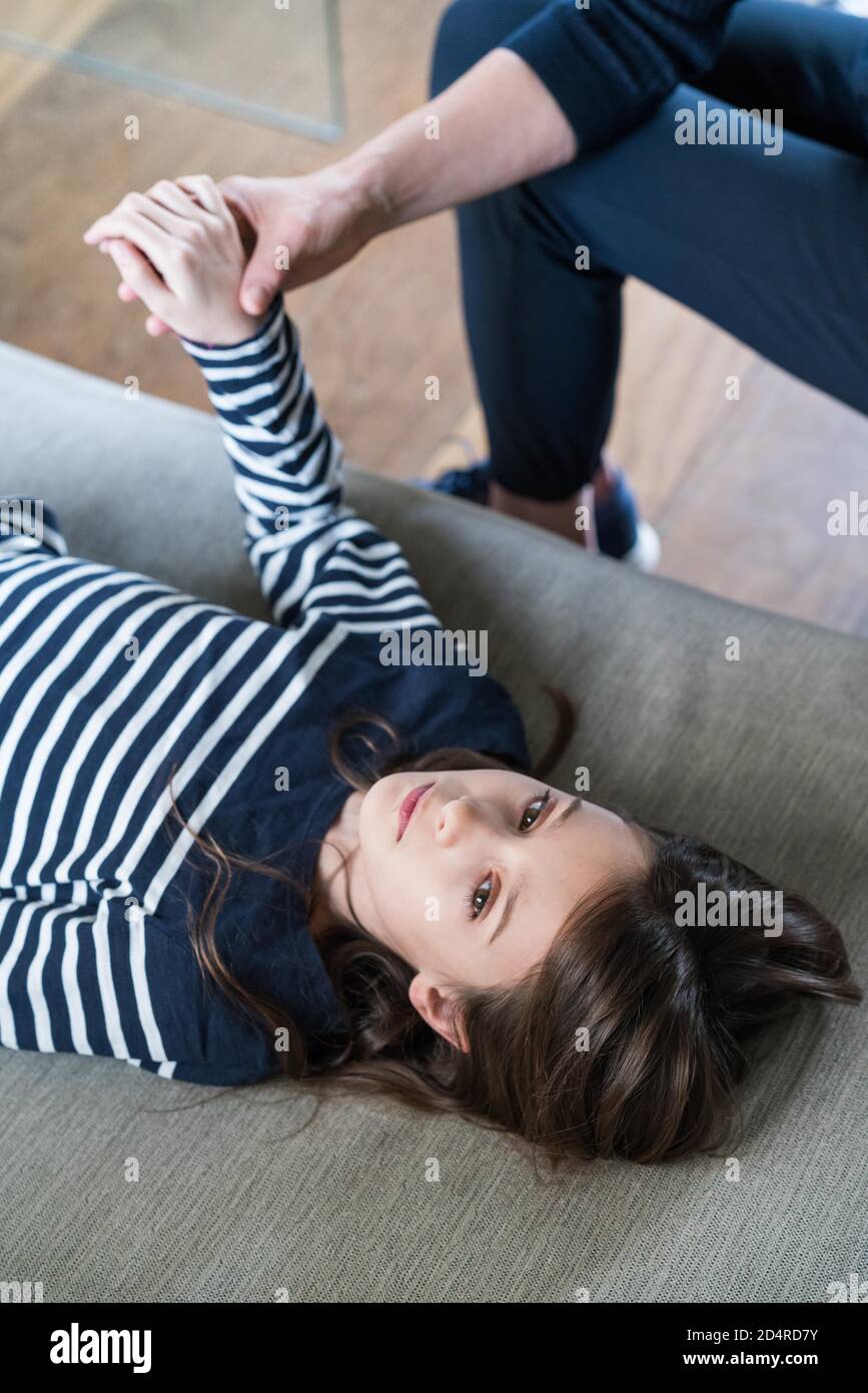 ragazza di 10 anni che subisce ipnosi ericksoniana. Foto Stock