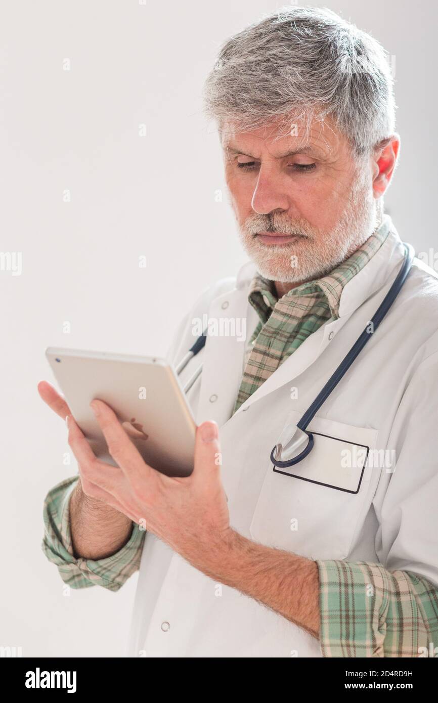Medico utilizzando una tavoletta digitale. Foto Stock