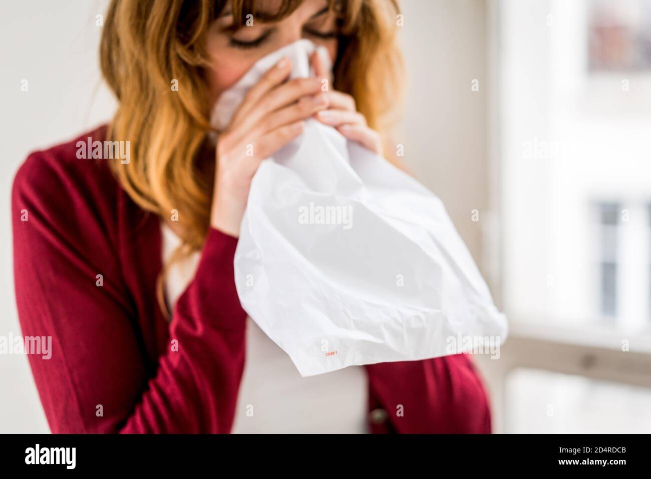 La crisi della spasmoofilia causata da iperventilazione può essere trattata respirando in una sacca per aumentare il tasso di diossido di carbonio nel sangue. Foto Stock