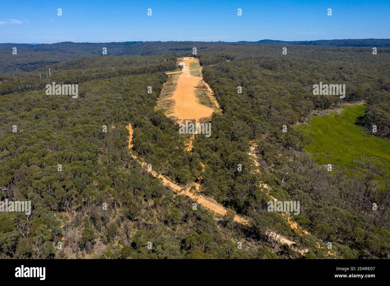 Un vecchio campo aereo regionale inutilizzato in una grande foresta in World Italiano Regionale Australia Foto Stock