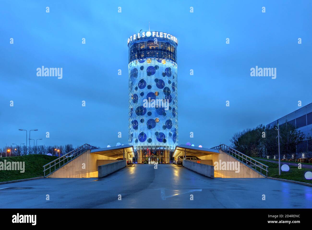 AMSTERDAM, PAESI BASSI - NOVEMBRE 14: Scena notturna con Fletcher Hotel Amsterdam, un moderno boutique hotel costruito nel 2013 nell'area metropolitana di Amsterdam Foto Stock