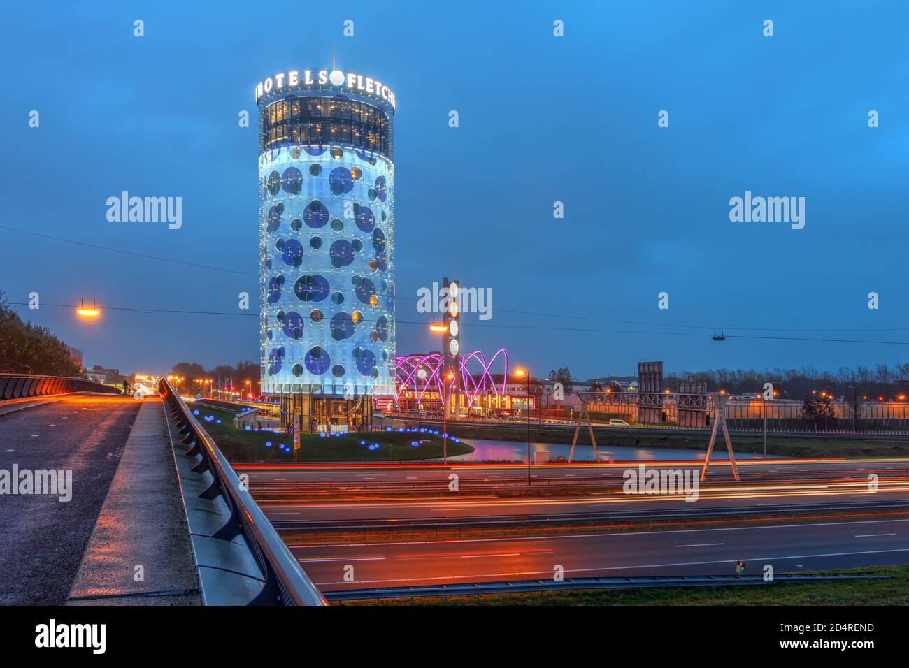 AMSTERDAM, PAESI BASSI - NOVEMBRE 14: Scena notturna con Fletcher Hotel Amsterdam, un moderno boutique hotel costruito nel 2013 nell'area metropolitana di Amsterdam Foto Stock
