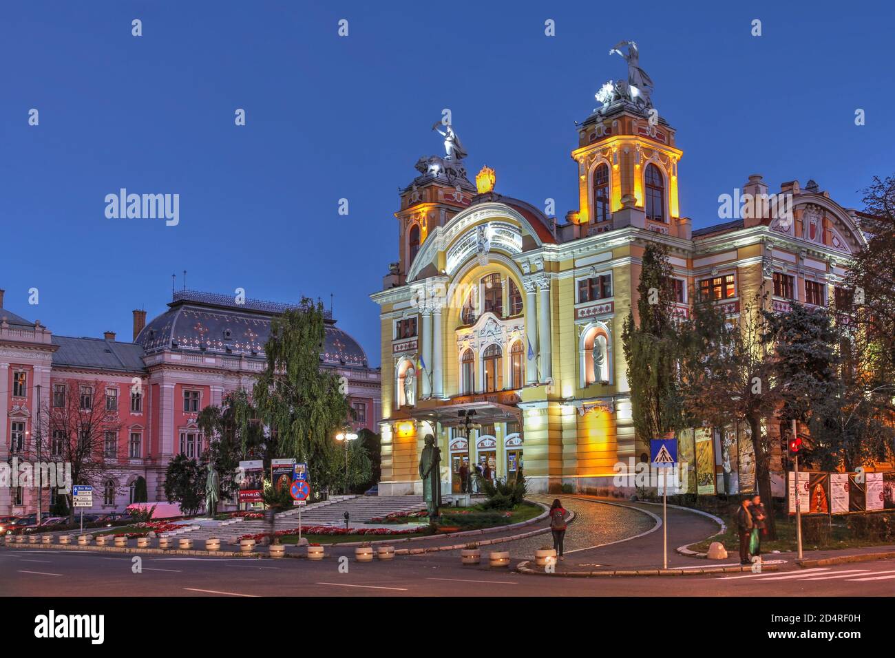 Crepuscolo a Cluj Napoca, Romania con il Teatro Nazionale Luciano Blaga e il Palazzo di Giustizia. Foto Stock