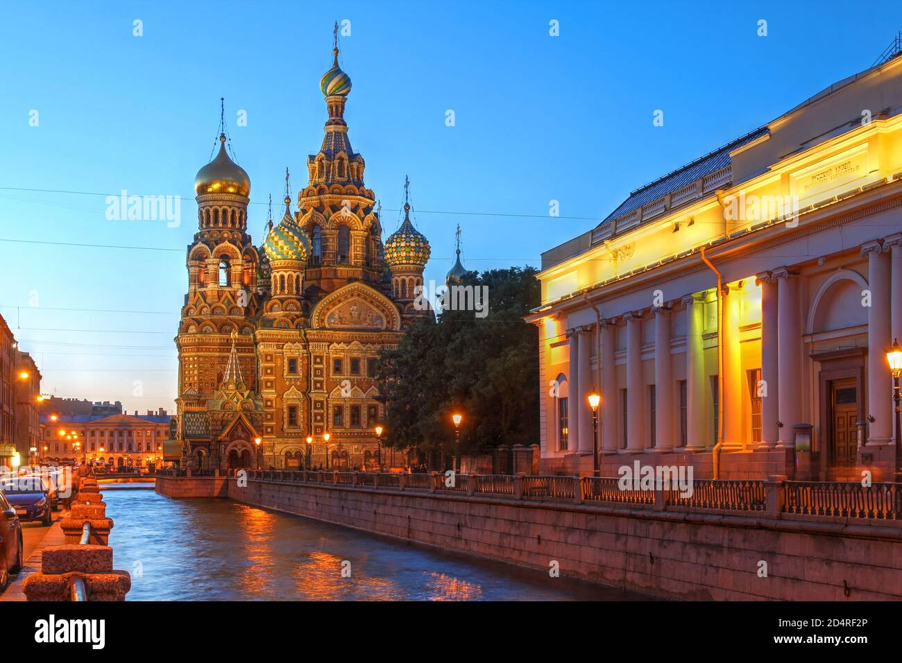 Scena notturna lungo il canale di Griboedova con Chiesa sul sangue versato (o Chiesa della Risurrezione del nostro Salvatore) a San Pietroburgo, Russia Foto Stock