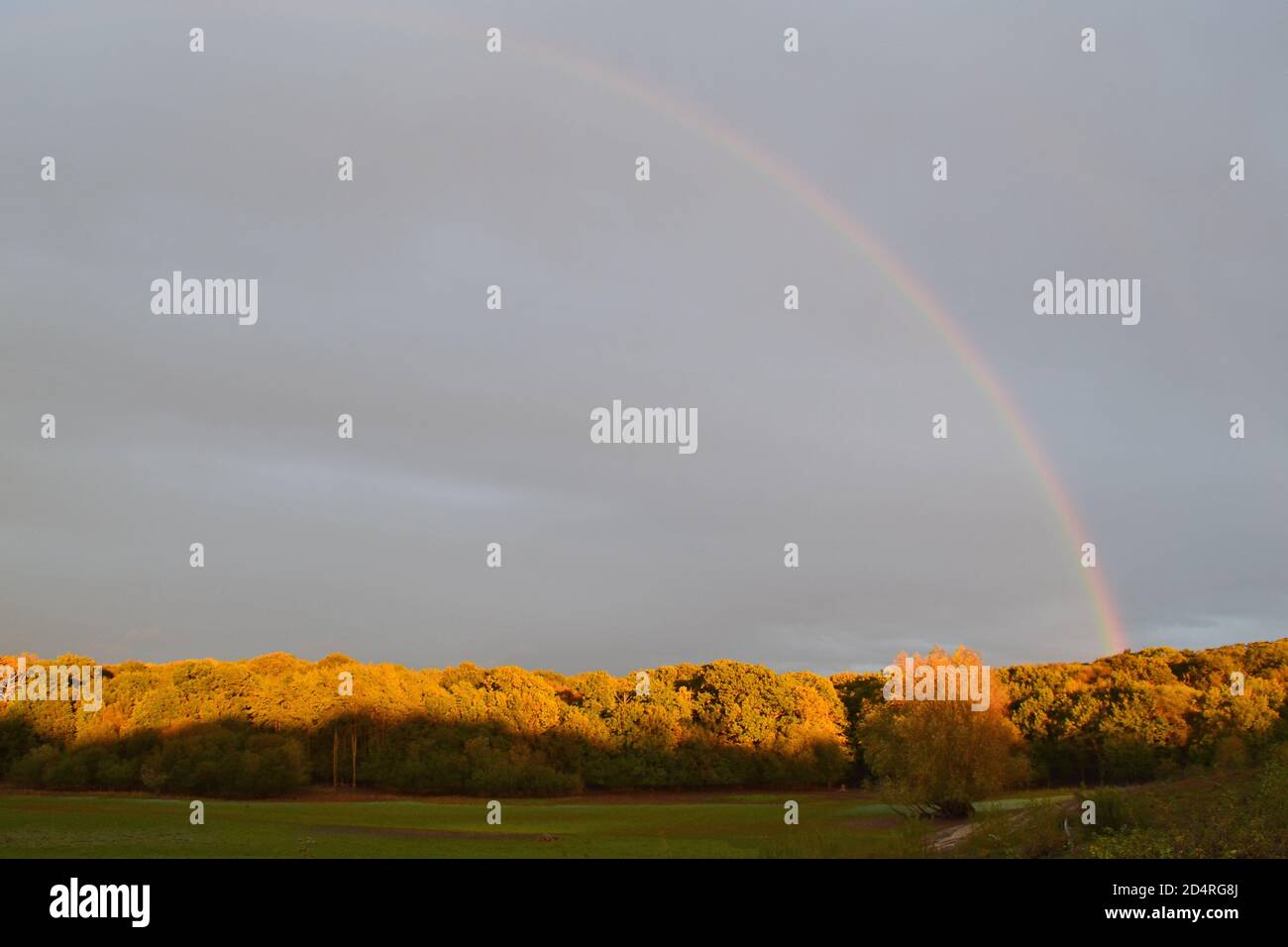 Arcobaleno al lago artificiale Bough Beech. Vista sul lago secondario del sito, che è per la fauna selvatica. Livello dell'acqua molto basso a causa. Tramonto. Autunno Foto Stock