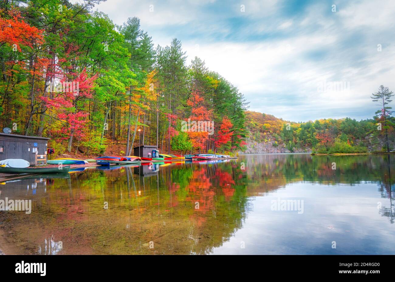 Canoe e riflessi di colore autunnali nel sito di noleggio barche e lancio nel Bon Echo Provincial Park, Ontario, Canada Foto Stock
