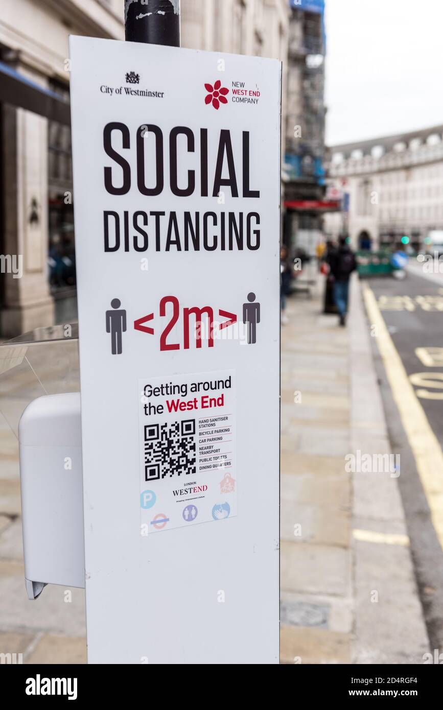 Poster di divaricamento sociale e sanificazione manuale nei montanti della lampada London Westminster council Foto Stock