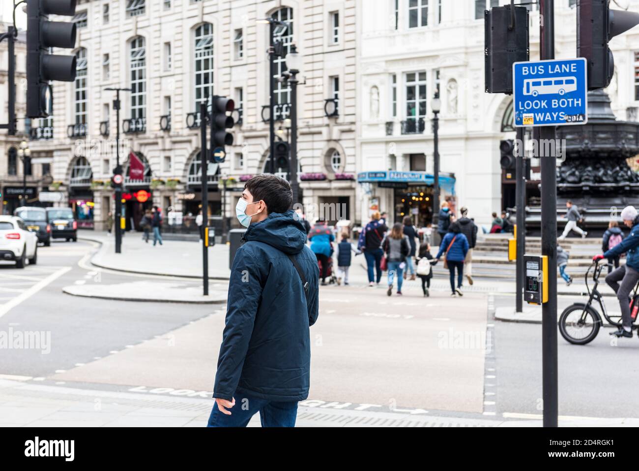 Persone con maschera chirurgica a Londra Foto Stock