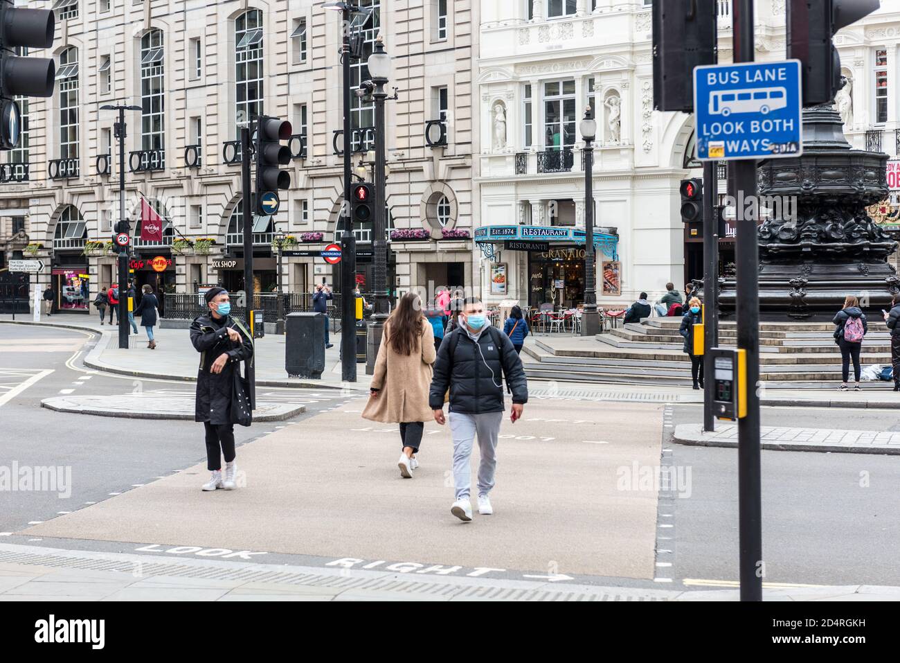 Persone con maschera chirurgica a Londra Foto Stock