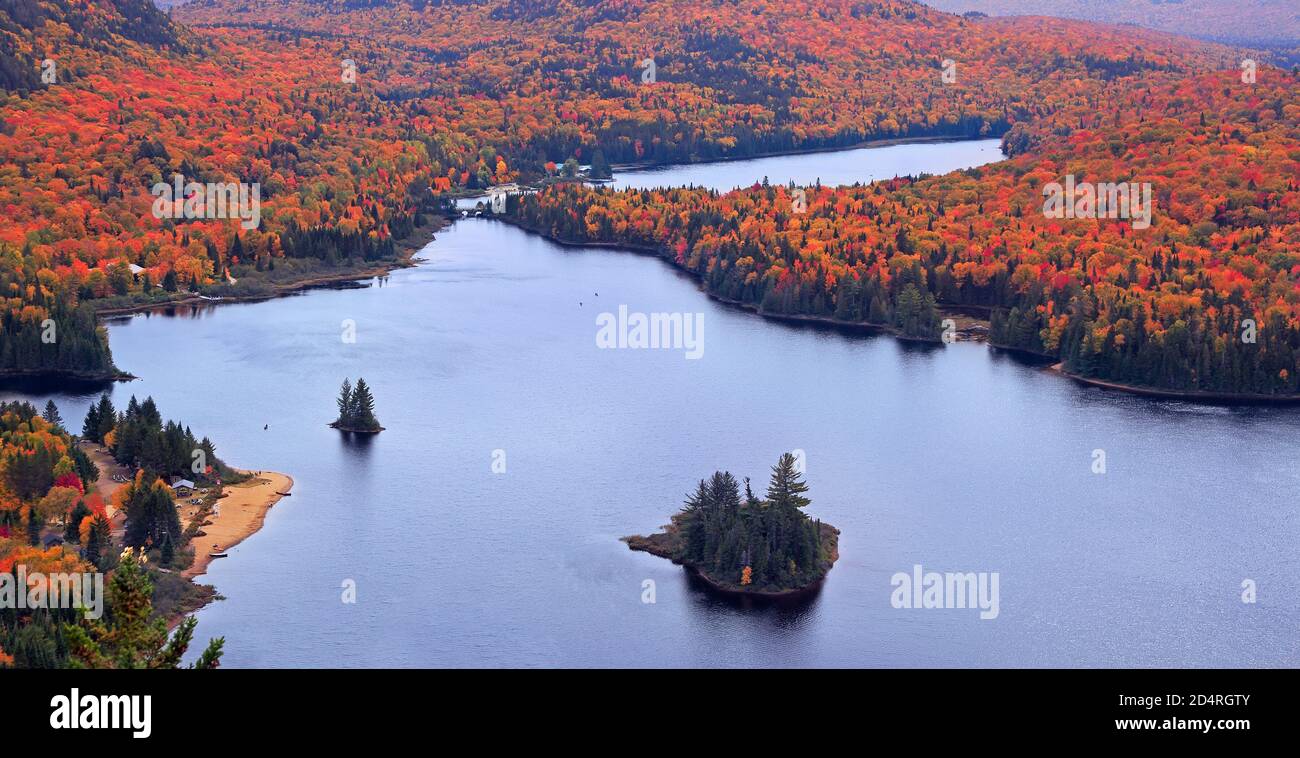 Vista panoramica del lago Monroe con foglie autunnali nel Parco Nazionale del Mont Tremblant, Quebec Foto Stock