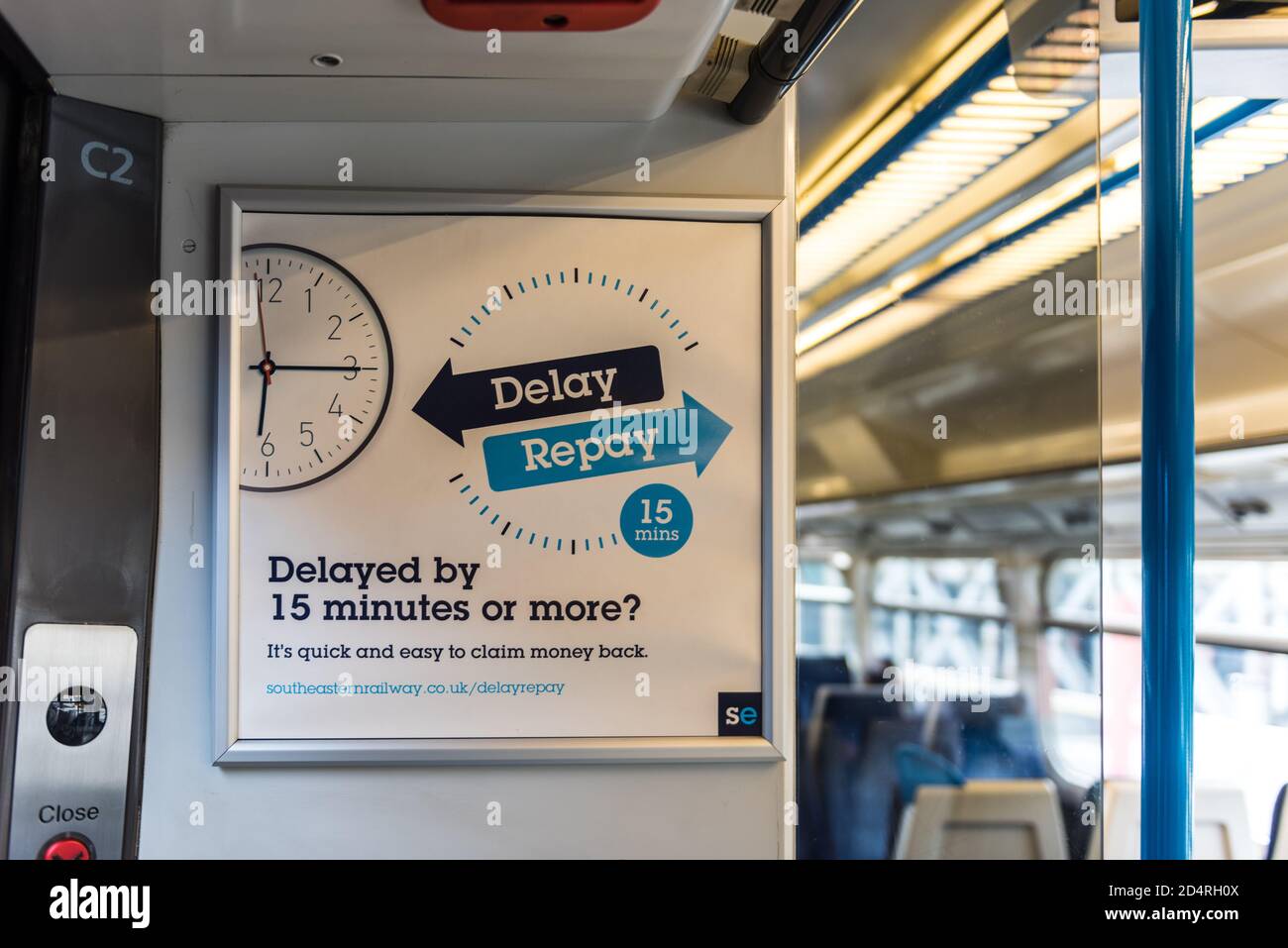 Rimandare la pubblicità di rimborso all'interno del treno britannico per i ritardi più di 15 minuti Foto Stock
