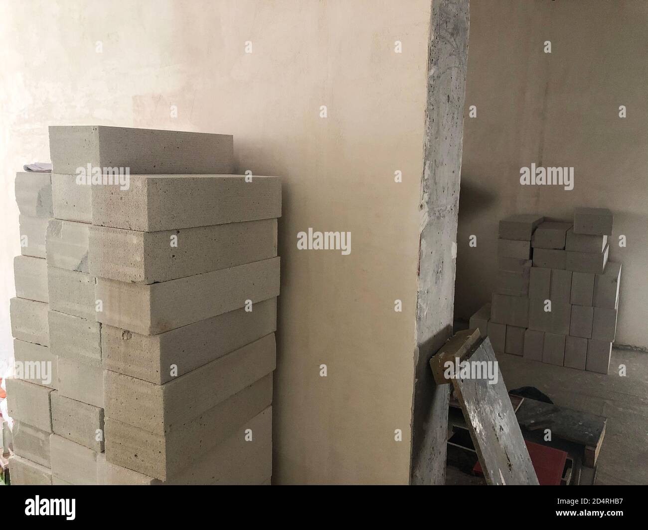 Blocchi di legno di cenere impilati sul pavimento dell'edificio in costruzione sito Foto Stock