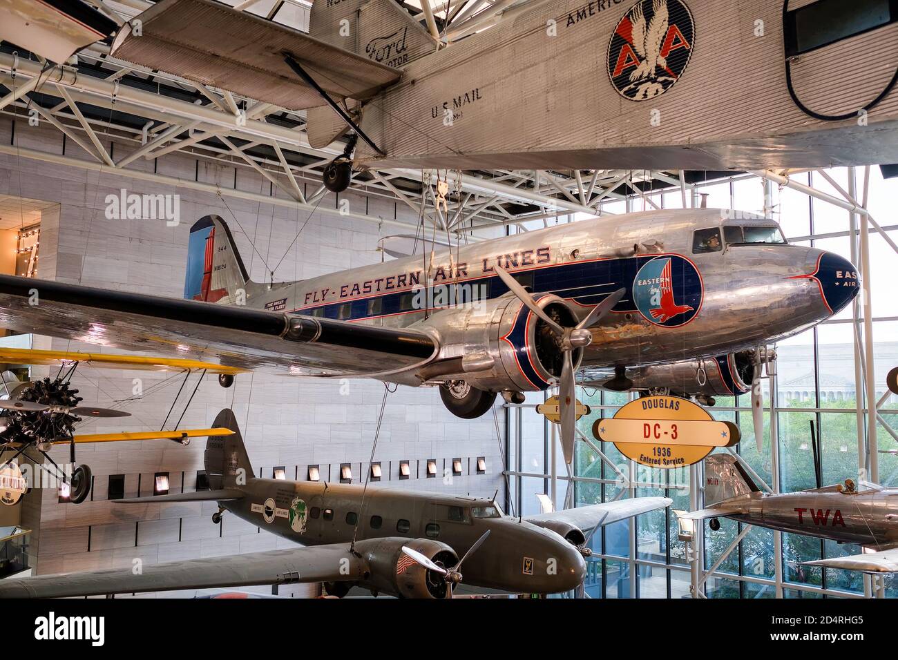 Aerei storici e visitatori al National Air and Space Museum di Washington D.C. Foto Stock