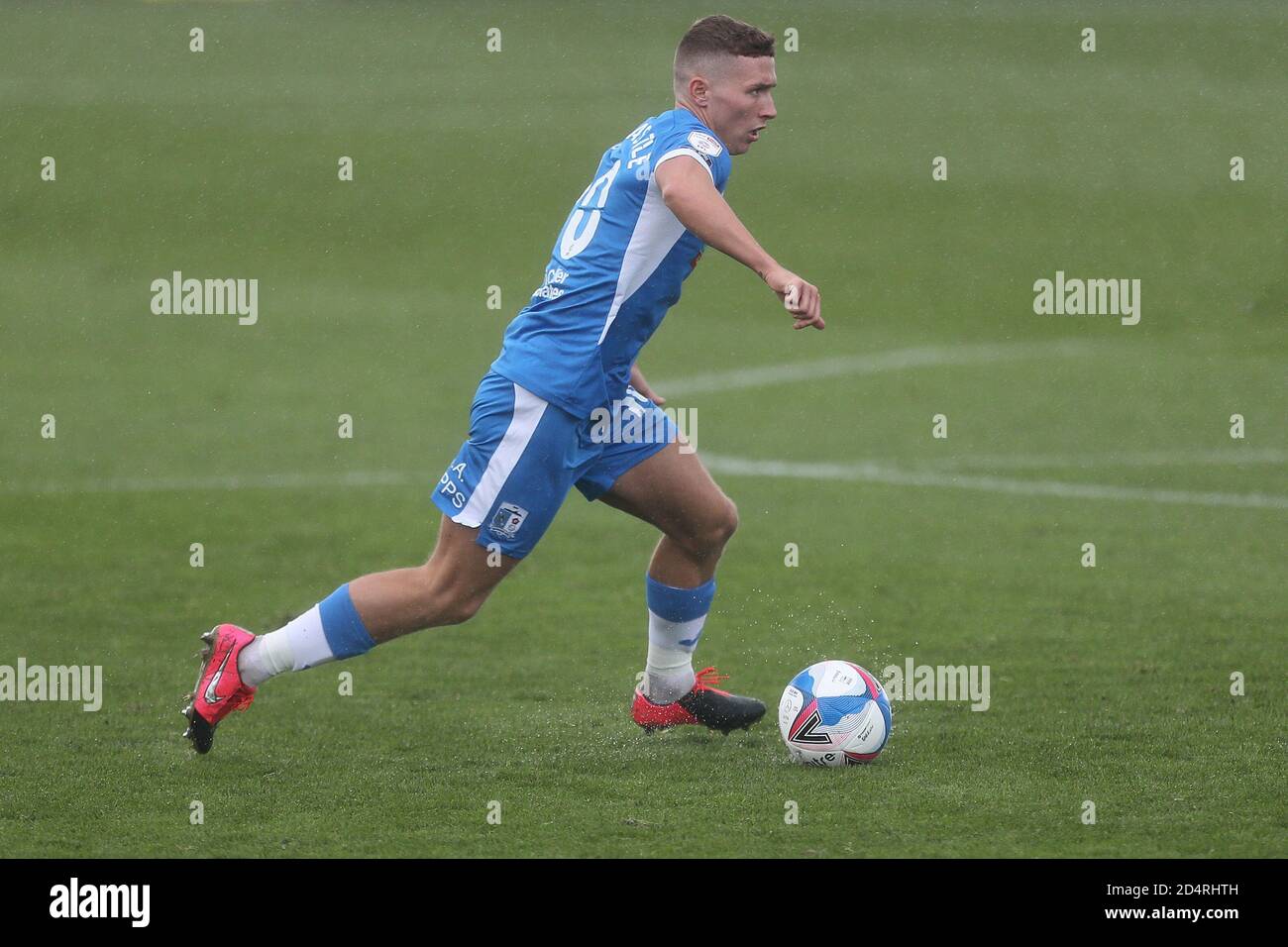 Lewis Hardcastle of Barrow durante la partita Sky Bet League 2 tra Barrow e Leyton Orient presso la Holker Street, Barrow-in-Furness sabato 10 ottobre 2020. (Credit: Mark Fletcher | MI News) Credit: MI News & Sport /Alamy Live News Foto Stock