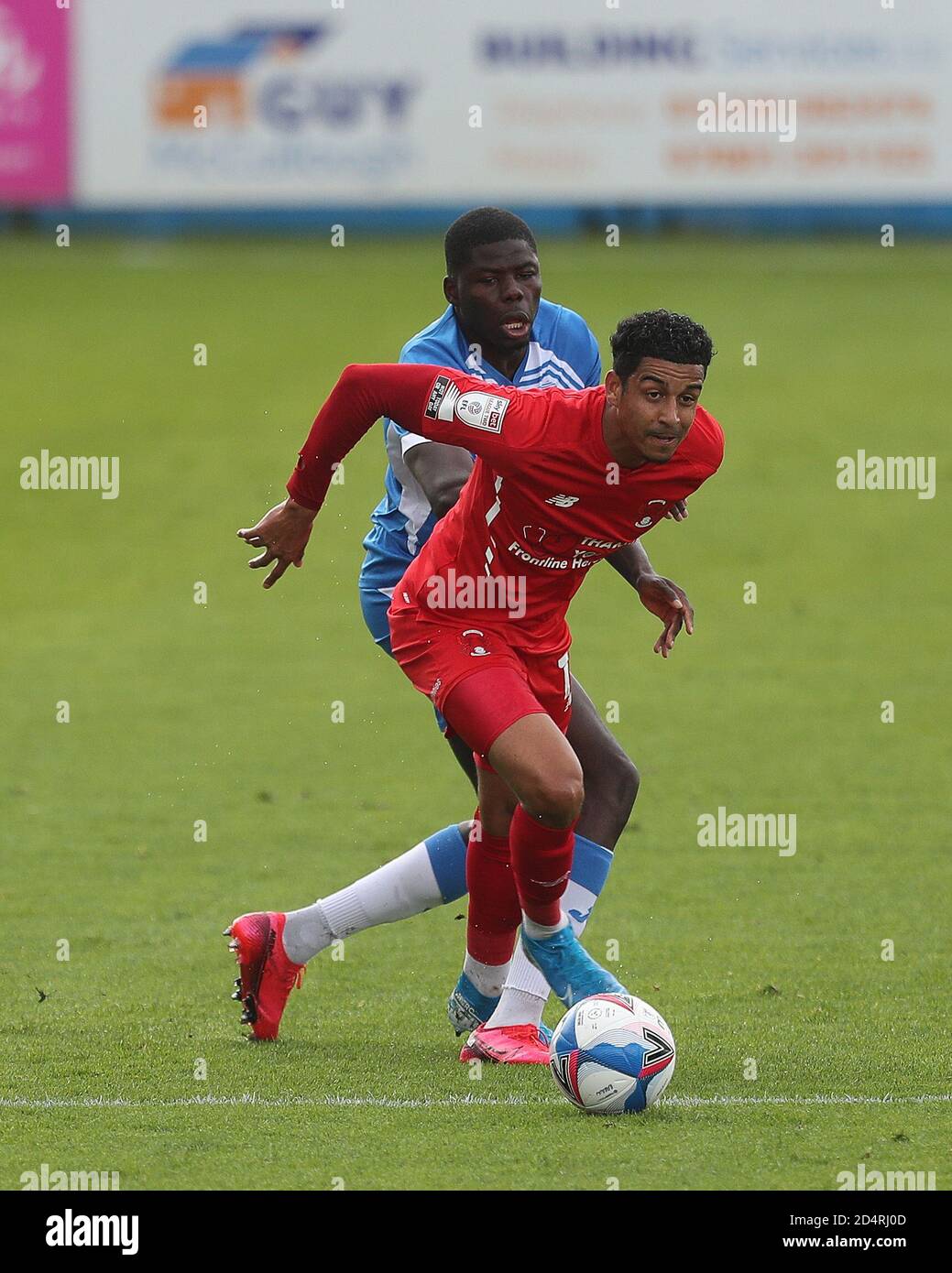 Yoan Zouma di Barrow e Louis Dennis di Leyton Orient durante la partita Sky Bet League 2 tra Barrow e Leyton Orient alla Holker Street, Barrow-in-Furness sabato 10 ottobre 2020. (Credit: Mark Fletcher | MI News) Credit: MI News & Sport /Alamy Live News Foto Stock