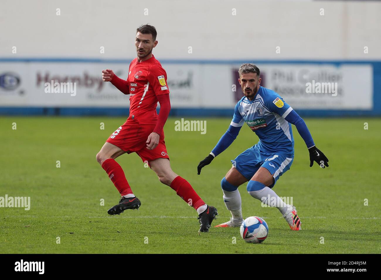 Craig Clay di Leyton Orient in azione con Bradley Barry di Barrow durante la partita Sky Bet League 2 tra Barrow e Leyton Orient alla Holker Street, Barrow-in-Furness sabato 10 ottobre 2020. (Credit: Mark Fletcher | MI News) Credit: MI News & Sport /Alamy Live News Foto Stock