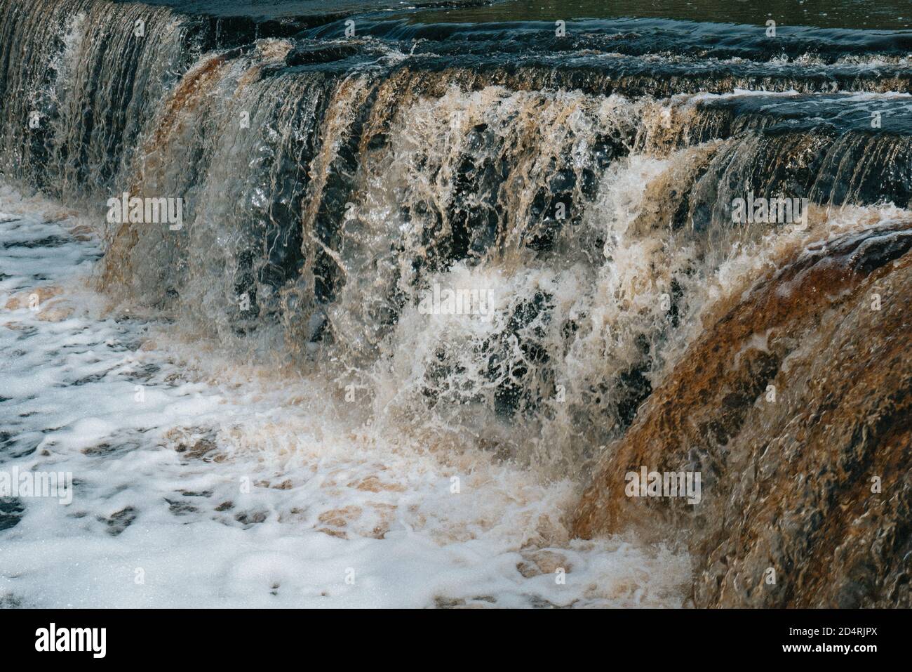 Un fiume tempestoso con una tonalità marrone. Foto Stock