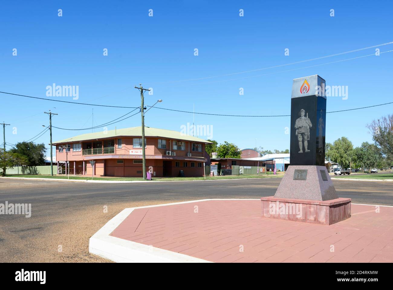 Vista dell'Australian Hotel Motel in Herbert Street, costruito nel 1958, e il War Memorial, Boulia, Queensland, QLD, Australia Foto Stock