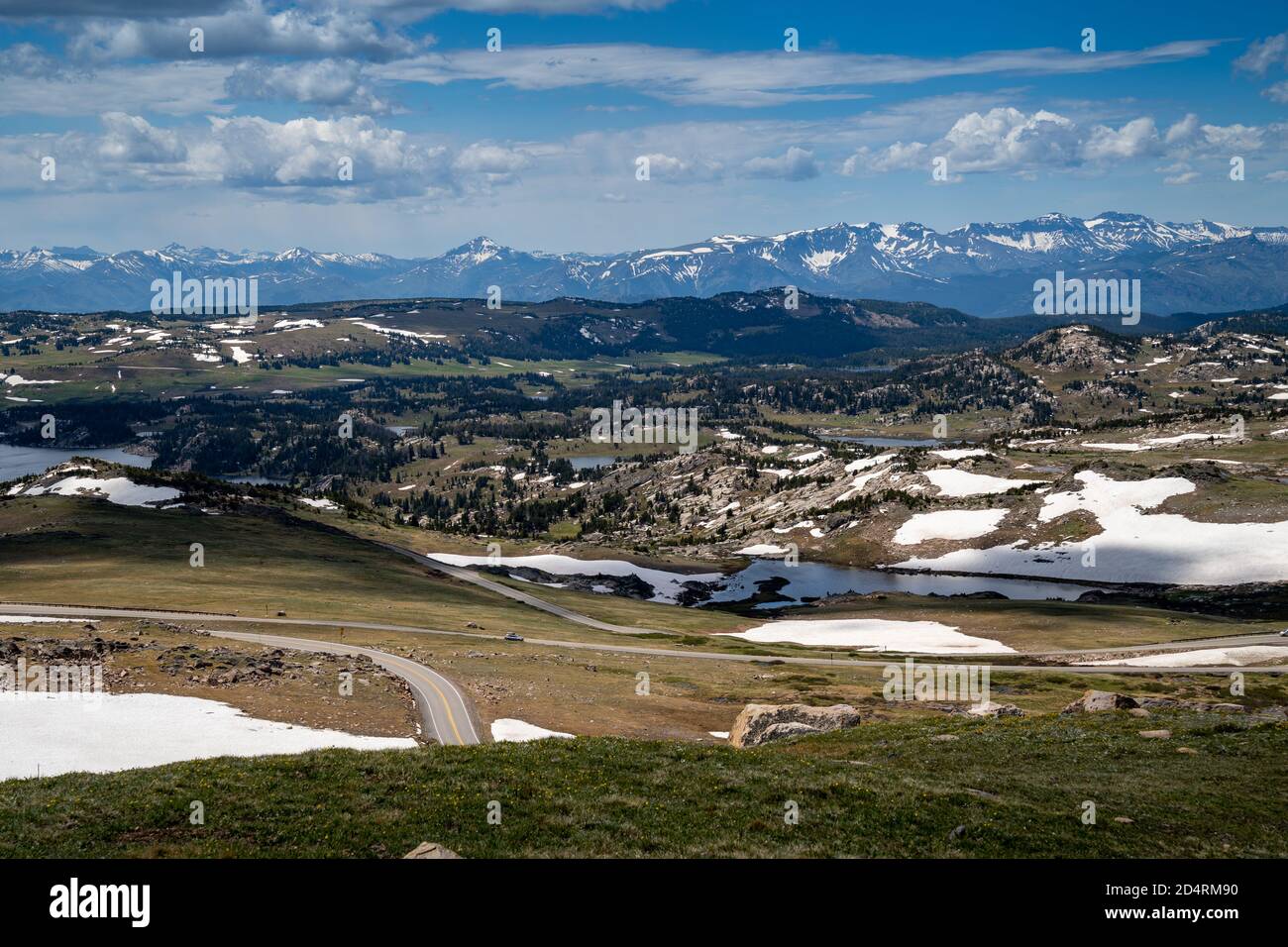 Neve d'estate lungo il Beartooth Pass (autostrada US 212), con splendide viste sulle montagne alpine del Montana e del Wyoming Foto Stock