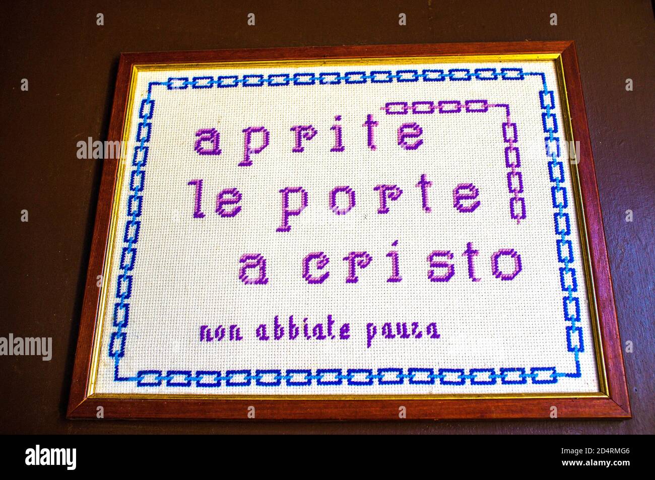 Accogliente ago-point sulla porta della Chiesa dei Domenicani, Sternatia, Italia--'Apri la porta a Cristo-non avere paura' Foto Stock