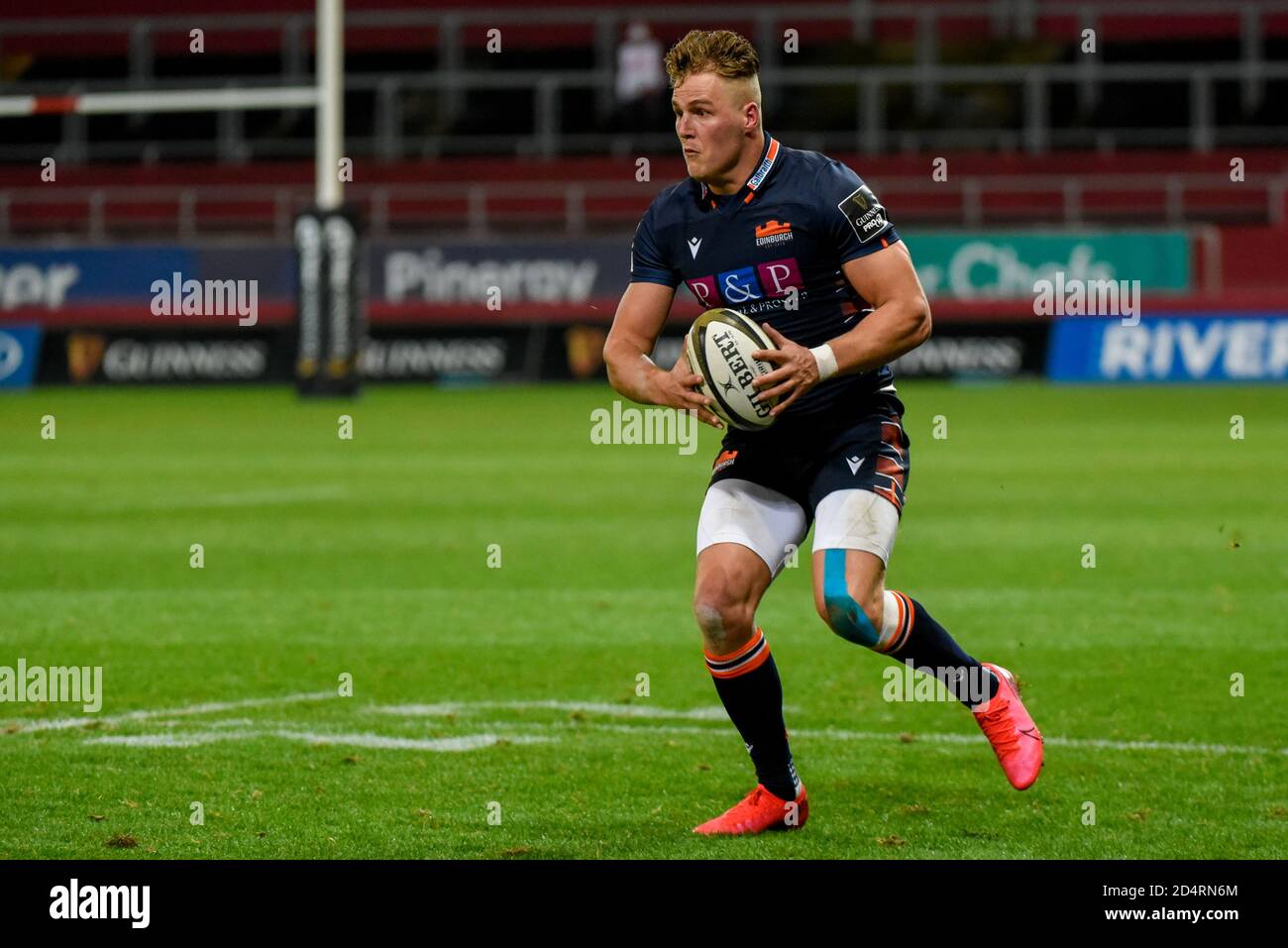 Limerick, Irlanda. 10 Ott 2020. Duhan Van Der Merwe di Edimburgo corre con la palla durante la partita di rugby Guinness PRO14 tra Munster Rugby e Edinburgh Rugby al Thomond Park di Limerick, Irlanda il 10 ottobre 2020 (Foto di Andrew SURMA/SIPA USA) Credit: Sipa USA/Alamy Live News Foto Stock