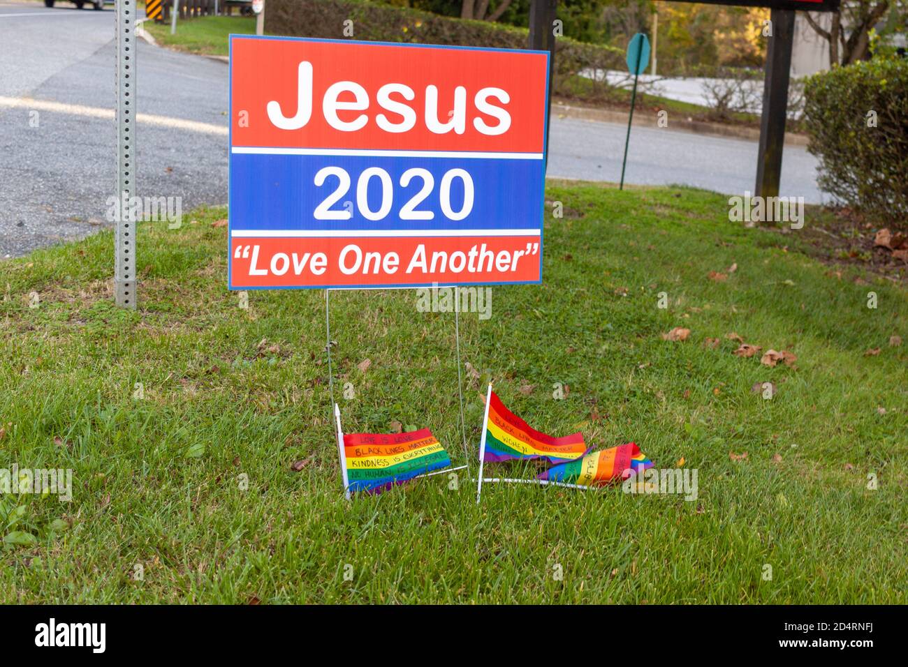 Ellicott City, MD, USA 10/07/2020: Le bandiere LGBT con note sui problemi politici e sociali attuali sono lasciate sotto il segno di Jesus 2020 yard, un so Foto Stock