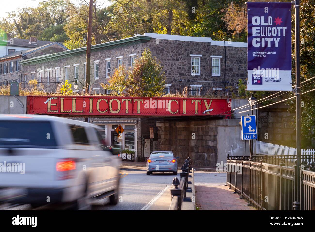 Ellicott City, MD, USA 10/07/2020: Cartello di benvenuto a Ellicott City scritto in grandi lettere maiuscole sul lato del ponte ferroviario B&o all'ingresso o Foto Stock