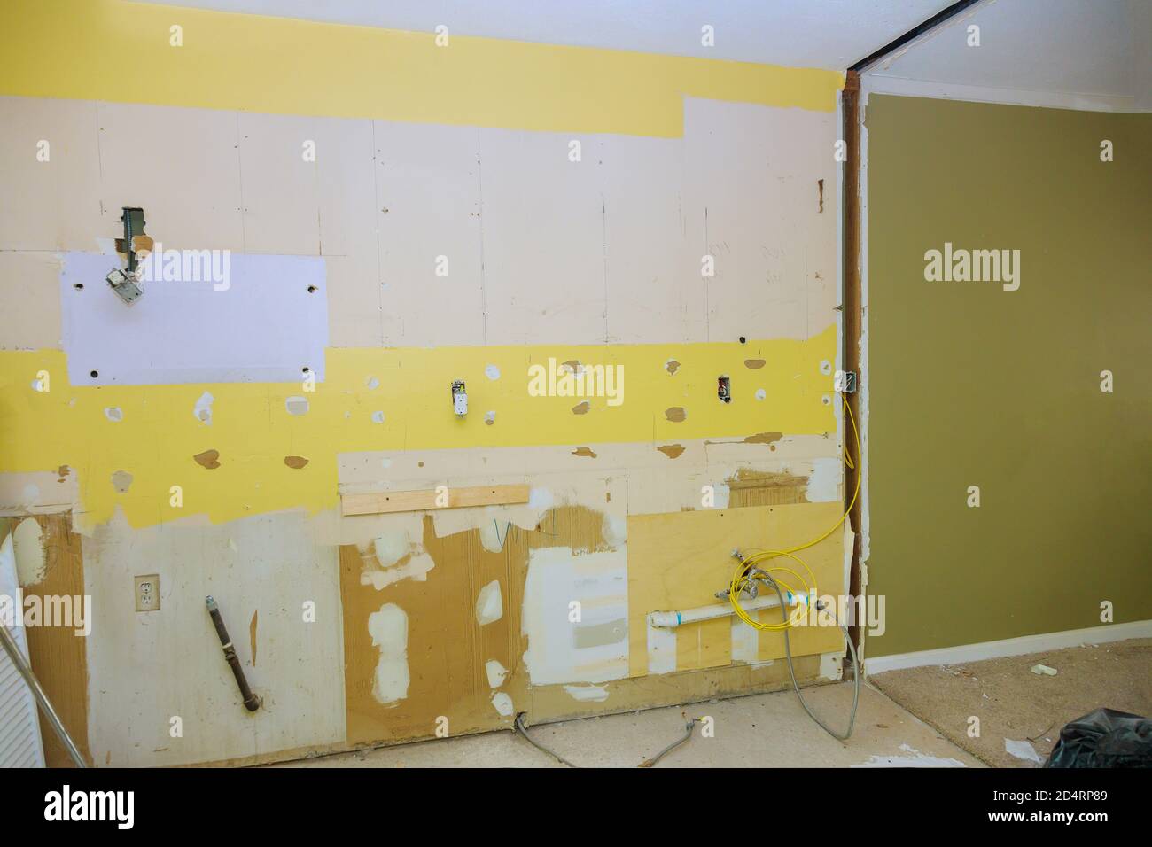 Rimodellare a casa riparare il danno a intonaco una parete con barili di  cartongesso Foto stock - Alamy